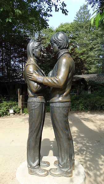 Patung Bae Yong Joon dan Choi Ji Woo