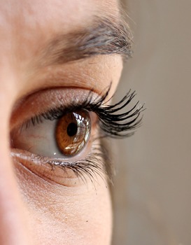 Cara melentikan bulu mata secara alami